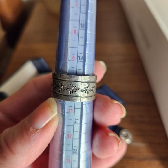 Vintage Navajo Sterling Silver Band Ring By RE With Engraved Leaf Design Size 9. - Picture 4 of 6